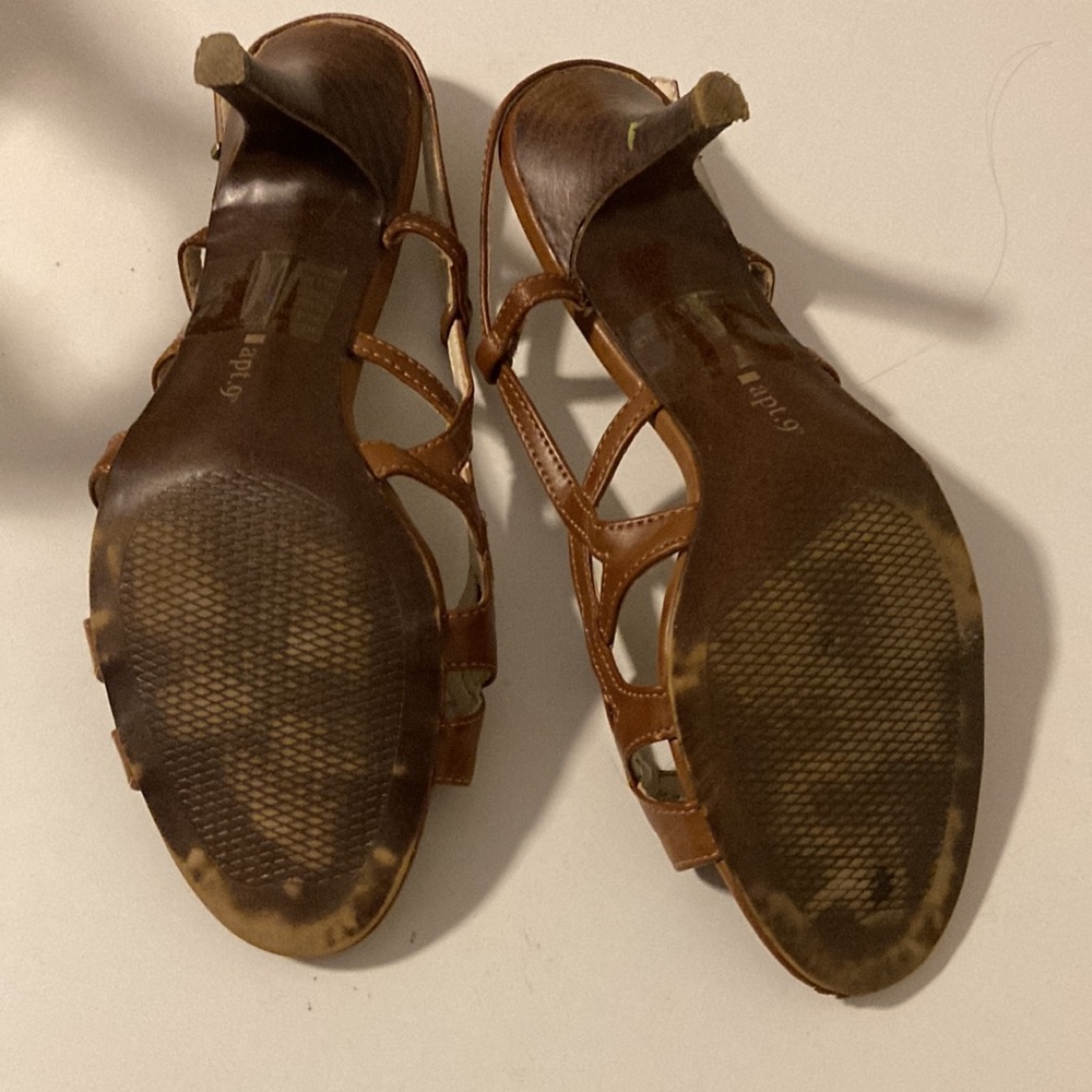 Medium heels, sandal style. - Picture 7 of 10